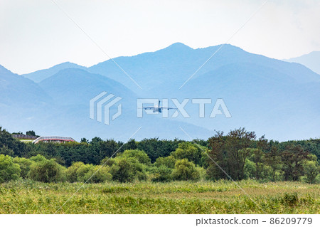 飛機飛向山 86209779
