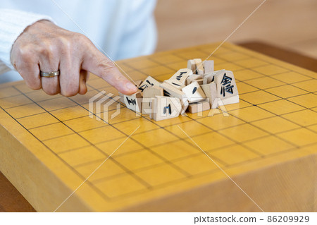 A senior woman playing shogi 86209929
