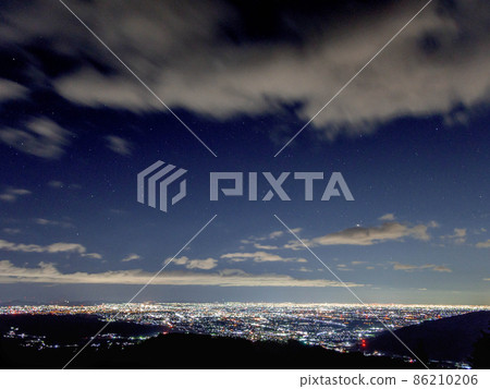滿天星斗的天空和夜景 滿天星斗的天空和夜景 86210206