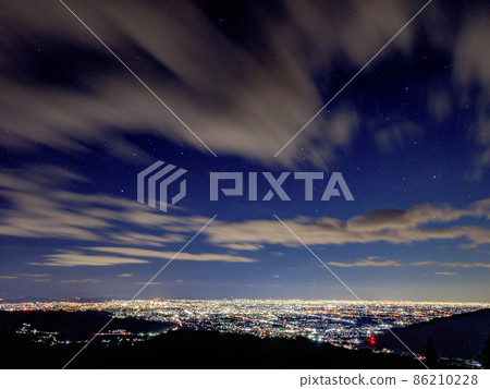 滿天星斗的天空和夜景 滿天星斗的天空和夜景 86210228