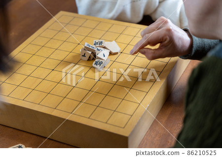 Senior woman playing shogi mountain scraps 86210525