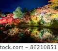 在京都古城的一個安靜的秋夜，高台寺美麗的秋葉倒映在池塘的水面上。 86210851