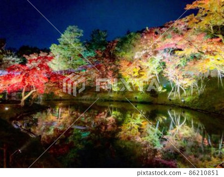 The beautiful autumn leaves of Kodaiji Temple are reflected on the surface of the pond on a quiet autumn night in the ancient city of Kyoto. 86210851