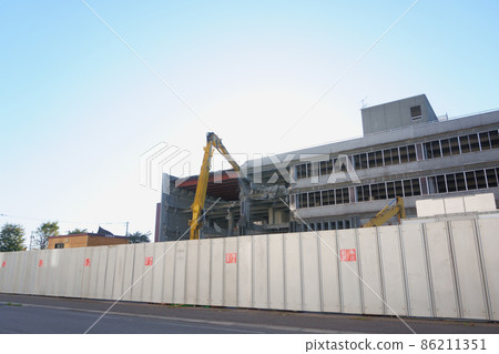 Heavy equipment for dismantling dilapidated public buildings 86211351