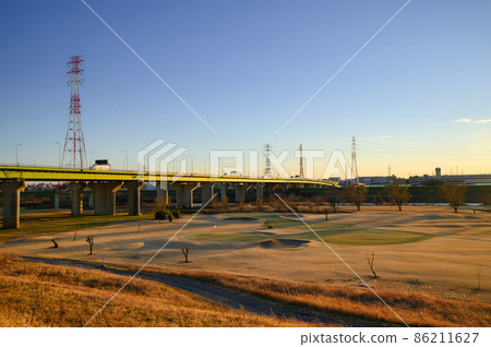 黃昏的冬天風景,埼玉縣的崎玉橋 黃昏的冬天風景,埼玉縣的崎玉橋 86211627
