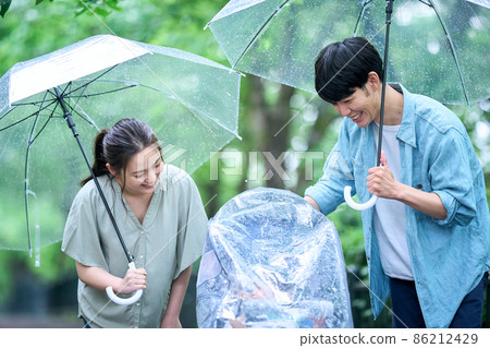 Family taking a walk on a rainy day 86212429