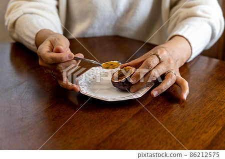 嘗試吃成熟的百香果 86212575