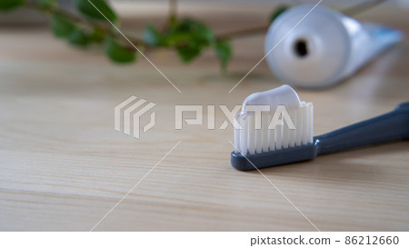 Toothpaste and toothbrush 86212660