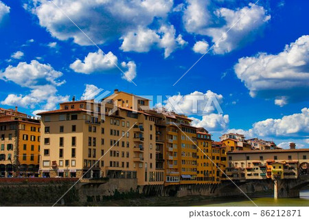 歷史悠久的老橋和佛羅倫薩的屋頂 86212871