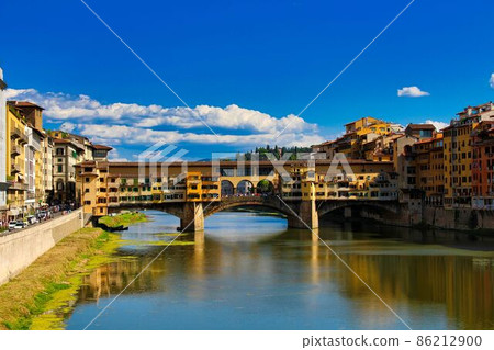 Ponte Vecchio 在歷史悠久的佛羅倫薩在藍天 Ponte Vecchio 在歷史悠久的佛羅倫薩在藍天 86212900