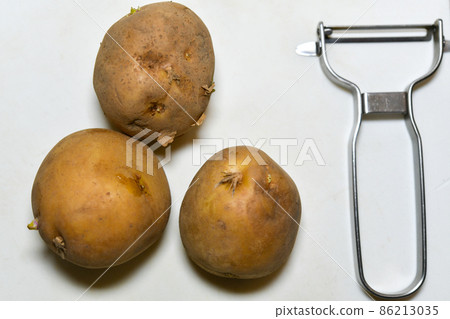 Peel potatoes Peel potatoes 86213035