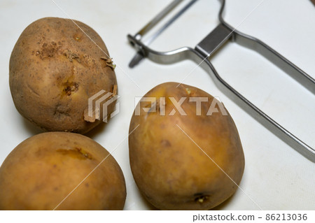 Peel potatoes Peel potatoes 86213036