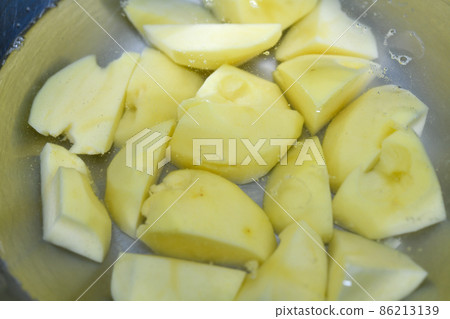 Expose potatoes to water to prevent discoloration 86213139