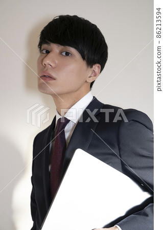 一個有個人電腦的酷商人 86213594