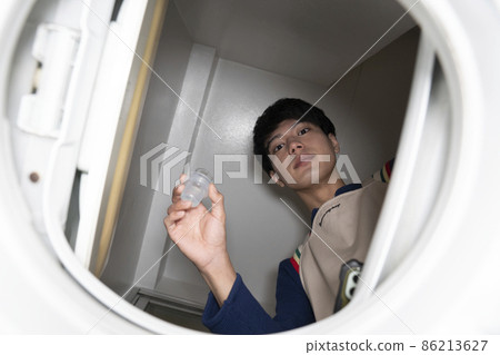 Cool man doing the laundry 86213627