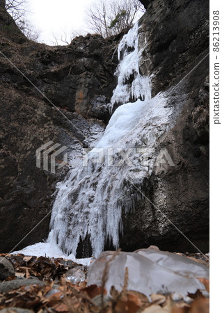 Maki Falls 86213908