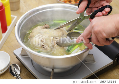Takkanmari (cutting whole chicken with scissors) 86218344