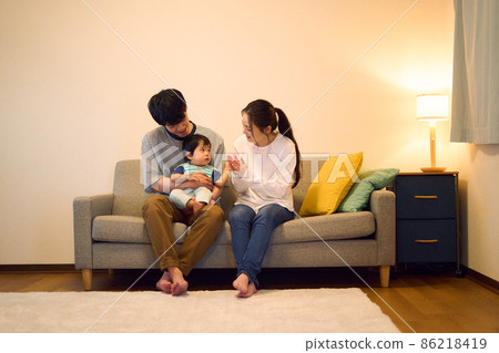 一家人晚上在客廳裡放鬆 86218419