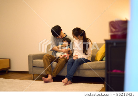 一家人晚上在客廳裡放鬆 86218423