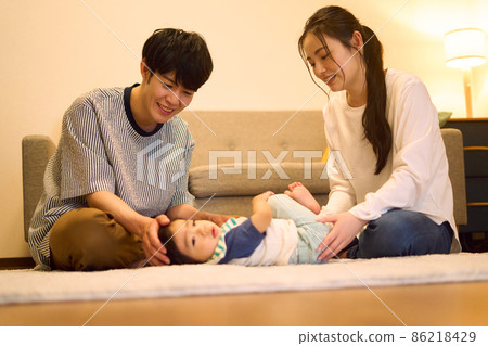 一家人晚上在客廳裡放鬆 86218429