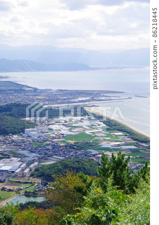 從香川縣觀音市稻泉山眺望四國中央市瀨戶內海有明浜 從香川縣觀音市稻泉山眺望四國中央市瀨戶內海有明浜 86218445
