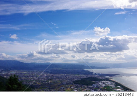 從香川縣稻泉山眺望觀音寺市和四國中央市 從香川縣稻泉山眺望觀音寺市和四國中央市 86218448