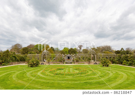 Overcast view of the garden of Arundel Castle with many flower blossom 86218847