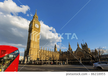 Sunny view of the famous Big Ben 86218955
