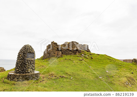 Overcast view of the Duntulm Castle ruins 86219139