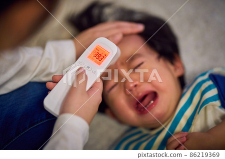 1 year old toddler with high fever 86219369