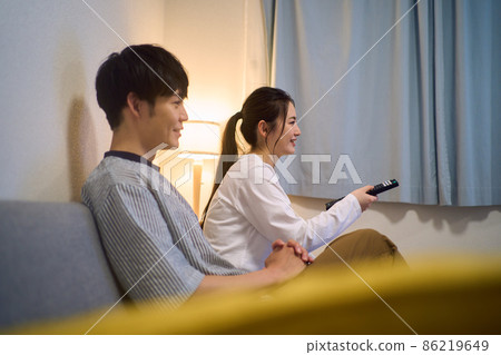晚上看電視的情侶 86219649