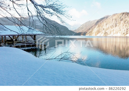 Winter lake in the German alps, snow an sunlight 86220292
