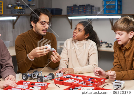 Teacher projecting robots with children Teacher projecting robots with children 86220379