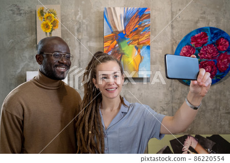 Couple visiting art gallery together Couple visiting art gallery together 86220554
