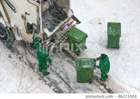 Garbage collection in winter snowy weather 86221008