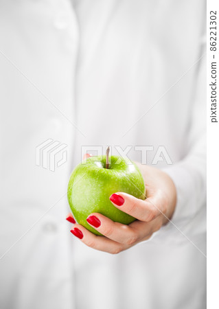 green apple in hand 86221302