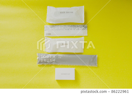 12 items of disposable plastic products in a bag (hairbrush, comb, razor, toothbrush, shower cap) 12 items of disposable plastic products in a bag (hairbrush, comb, razor, toothbrush, shower cap) 86222961