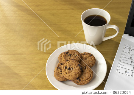 休息期間吃餅乾和使用筆記本電腦的圖像 休息期間吃餅乾和使用筆記本電腦的圖像 86223094