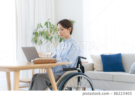 Wheelchair female in her 30s working from home 86223403
