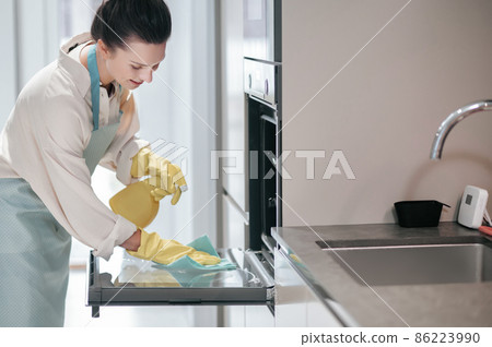 Service person cleaning the kitchen appliances 86223990