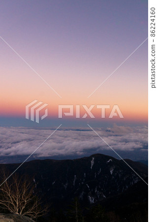 黃昏時的風景 藥師山南阿爾卑斯山的雲海景觀 黃昏時的風景 藥師山南阿爾卑斯山的雲海景觀 86224160