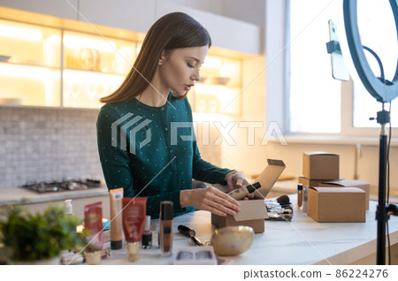 Online workshop and demontration of beauty products Online workshop and demontration of beauty products 86224276