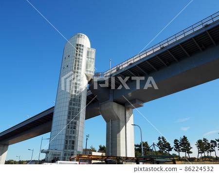 Gate bridge elevator on a sunny day 86224532