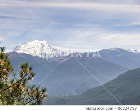 哈巴雪山，中國，中國雲南省香格里拉市 86224759