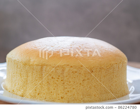 新鮮出爐的蛋奶酥芝士蛋糕 新鮮出爐的蛋奶酥芝士蛋糕 86224780