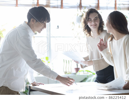 男人和女人在辦公室見面 86225412