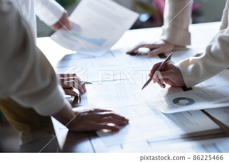 手在辦公室開會 86225466