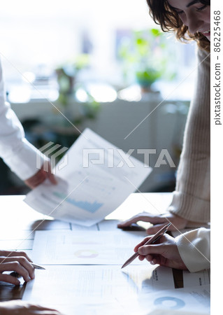 Hands to have a meeting in the office Hands to have a meeting in the office 86225468