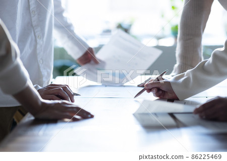 Hands to have a meeting in the office 86225469