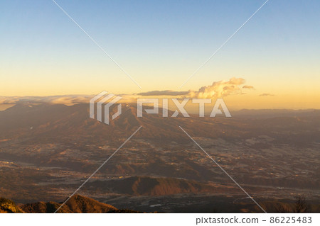 晨景：藥師山絕景：12月八岳和甲府街頭 86225483